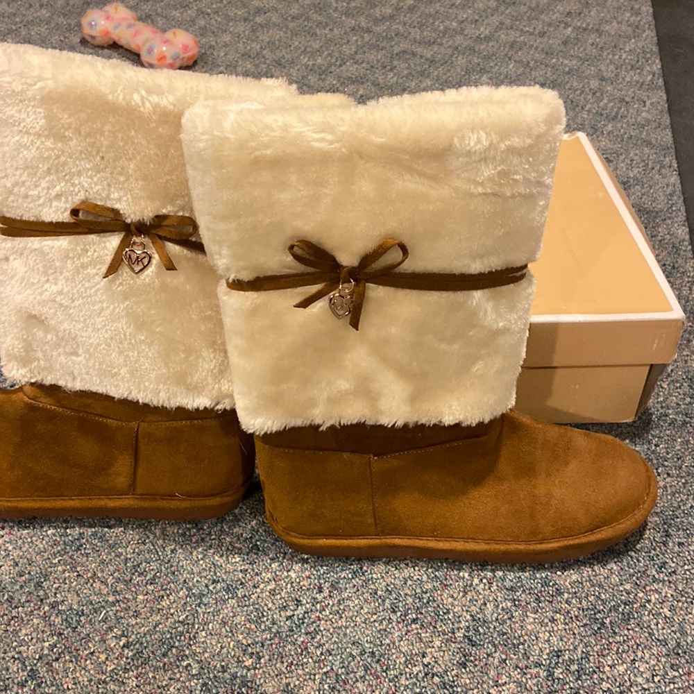 Women’s Michael Kors boots never worn size 5 Chestnut color.. faux fur upper